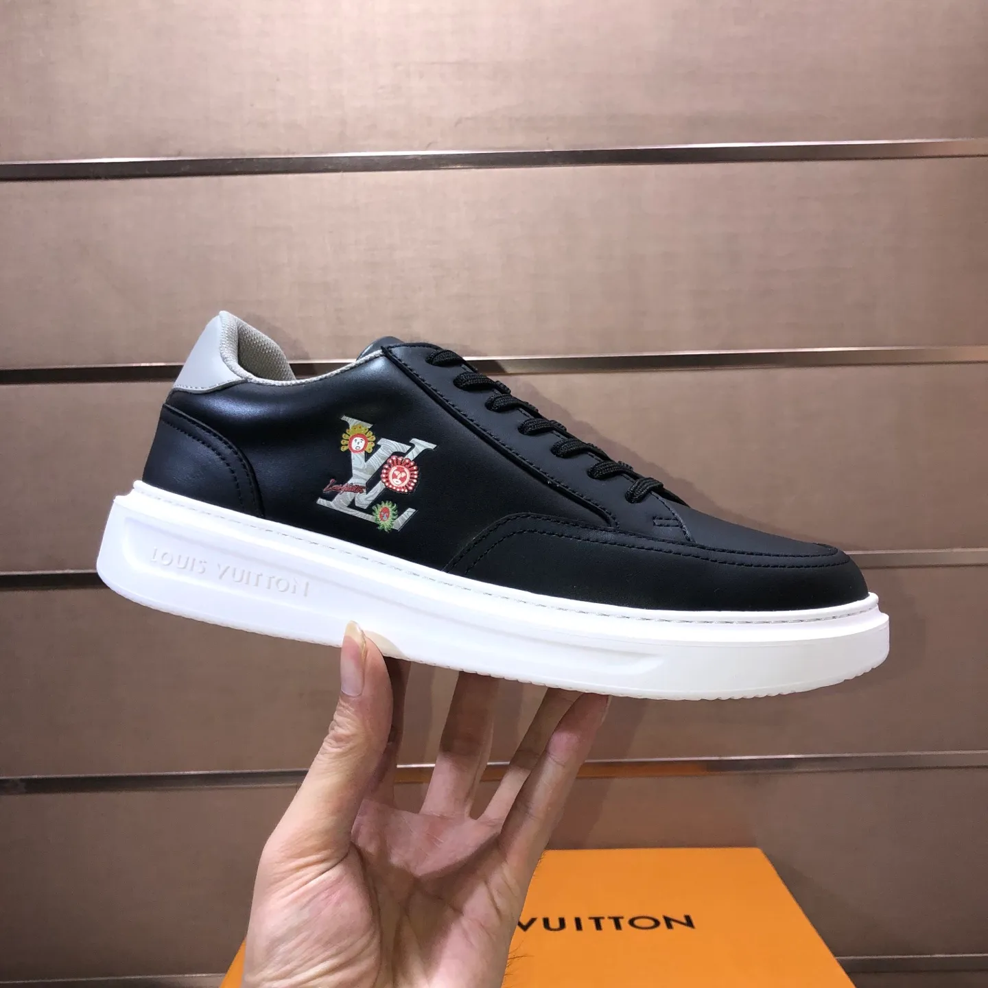 Factory batch 640💰original development, quality shipment, welcome to compare - LV sneaker series sports shoes introduce the loose silhouette of the ready-to-wear series into the spring and summer men's wear shows and make an eye-catching appearance. The cow leather upper is combined with rough fabric laces, and colorful beading highlights the brand's classic elements. LV letters mark the tongue and Monogram floral outsole. Mixed materials Made of top-grain cowhide, thick shoelace design, large Monogram print on the side, mesh lining and cotton feet, the comfort is as extreme as ever, premium heritage, quality first, worth owning! Size: Men’s 38-45 (45 is custom-made and cannot be returned or exchanged)